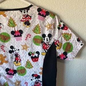 Disney Mickey Mouse and Minnie Gingerbread Christmas Scrub Top women’s XS